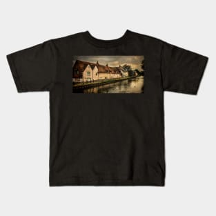 Weavers Cottages By The Kennet In Newbury Kids T-Shirt